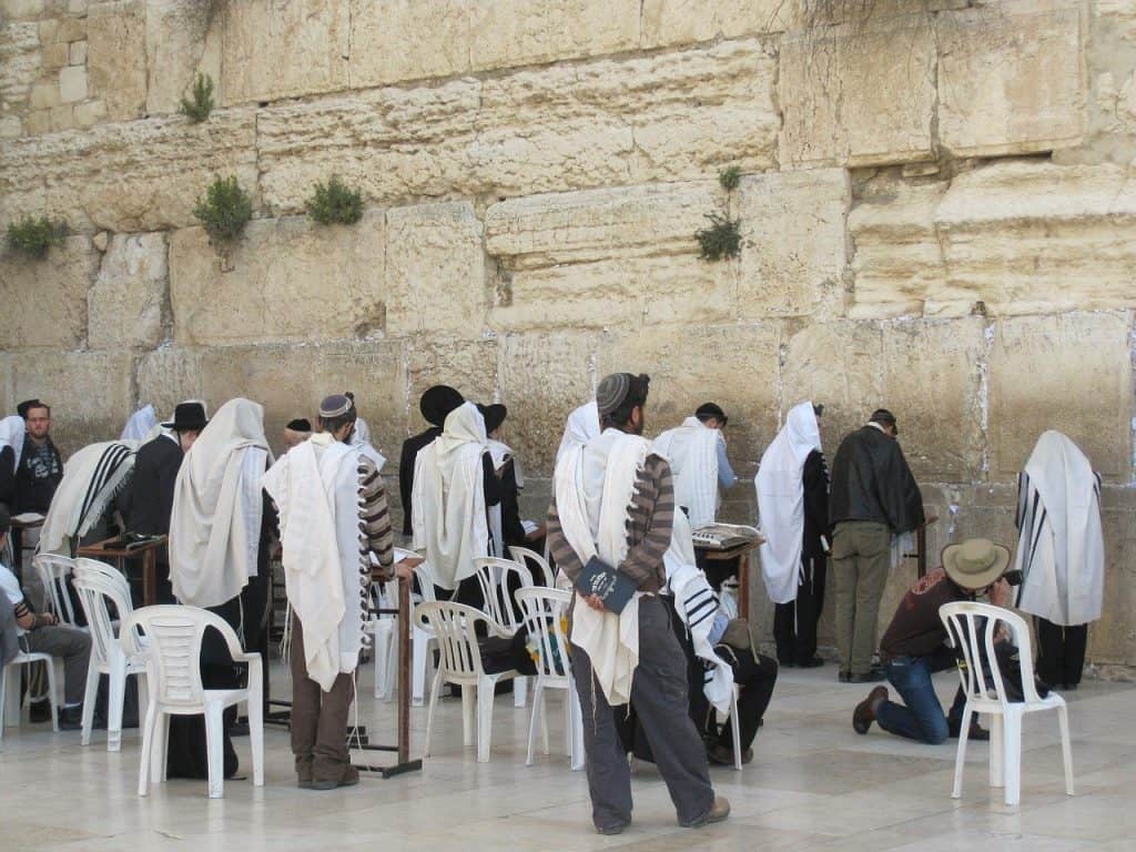 אנשים מתפללים 